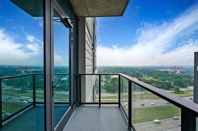 Building Photo - 84 East Ave