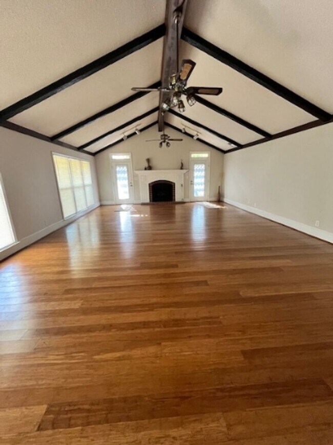 Building Photo - Luxury Ranch Living: Pool, Privacy & Premi...