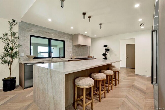 Building Photo - 10742 Walnut Dr