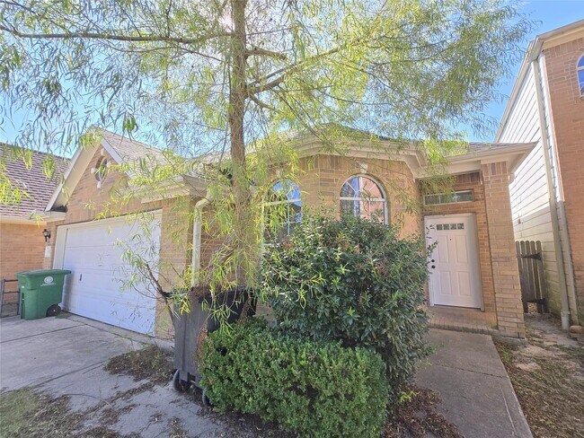 Building Photo - 811 Forest Hillside Ln