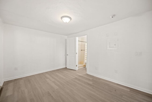Building Photo - Spacious 1 Bed / 1 Bath Apartment Near Downtown Miami