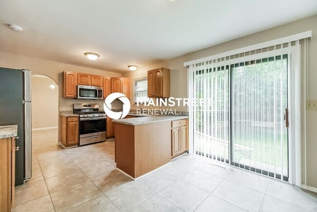 Building Photo - 4 Bedroom Pet-Friendly Home in Columbus, OH with Main Street Renewal