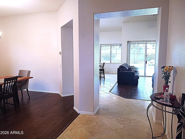 Building Photo - 741 N Soho Pl