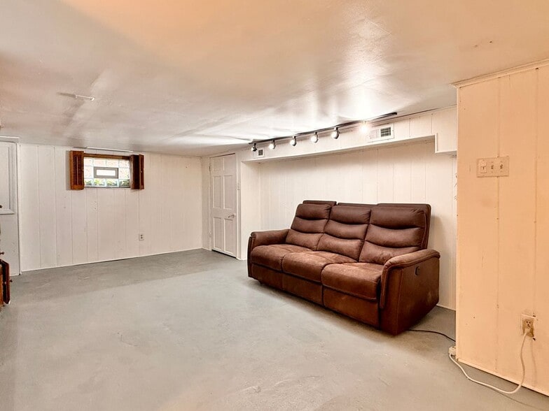 Building Photo - 7041 Harvey Ave