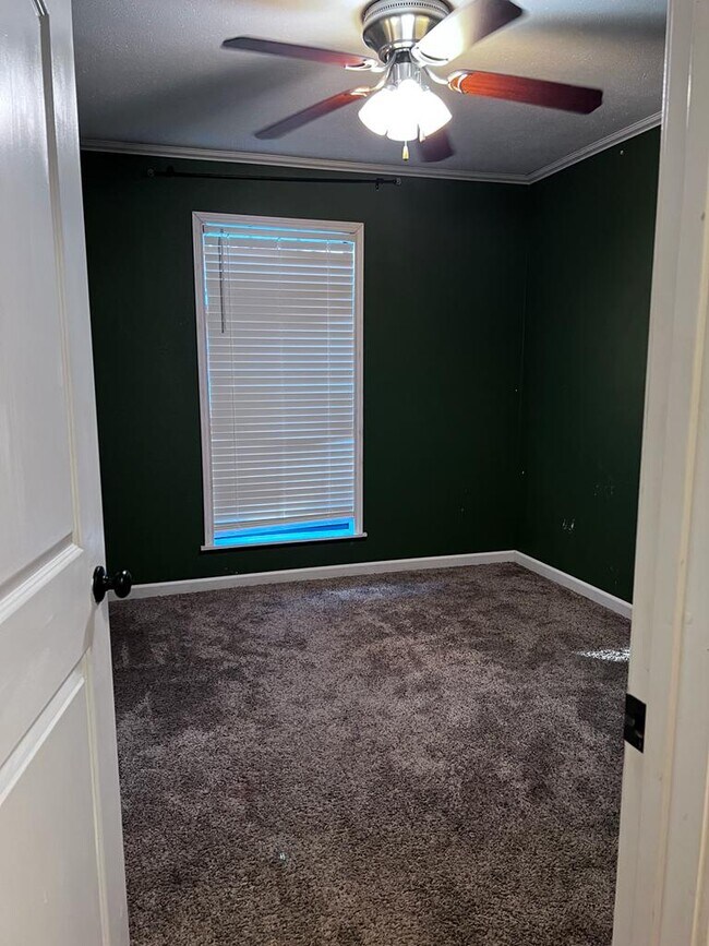 Building Photo - 205 Clover Ln