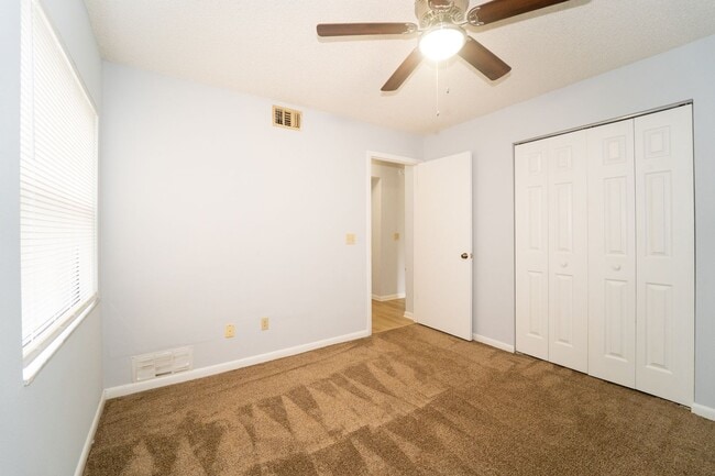 Building Photo - 2/2 1st Floor Apartment