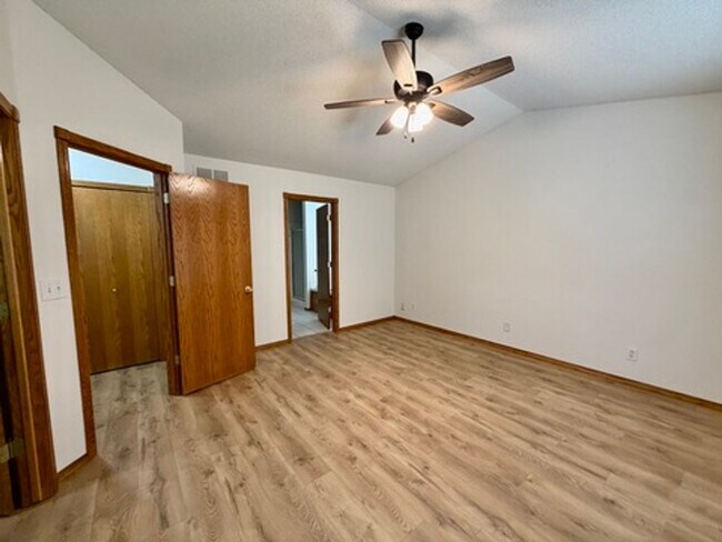 Building Photo - 4 bedroom Home in Regency Lakes!