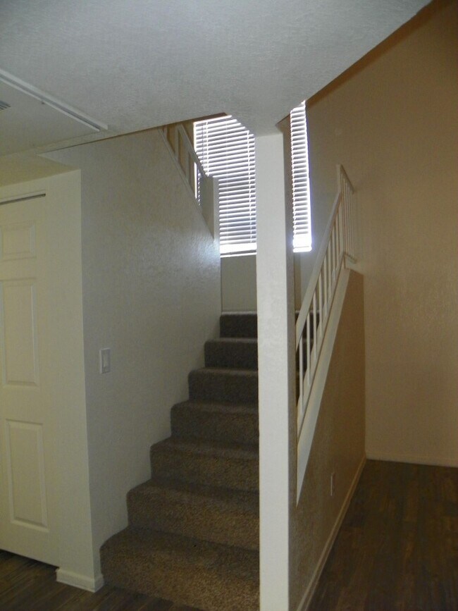 Building Photo - 1 bedroom with loft - or 2nd bedroom - w/d...