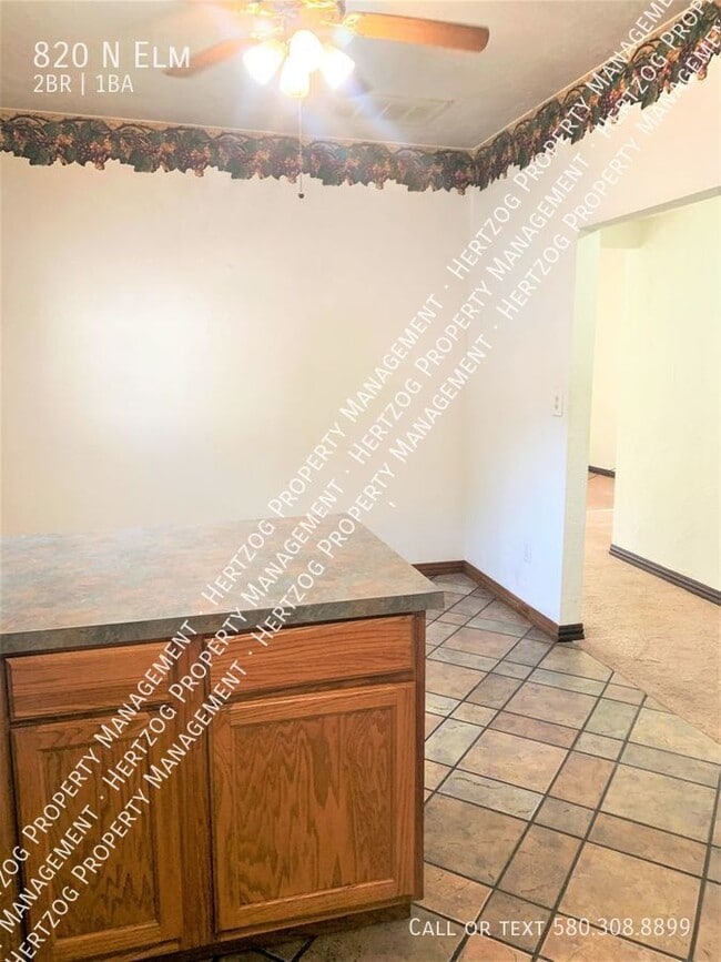 Building Photo - 820 N Elm-