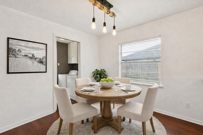 Building Photo - 2114 Briarview Dr