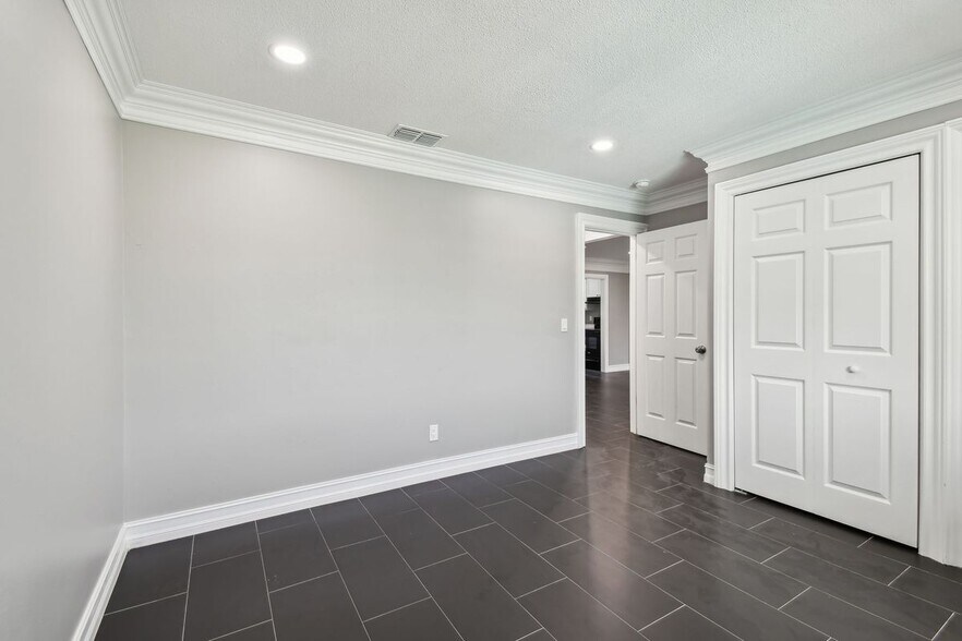 Building Photo - 2942 W Bay Dr