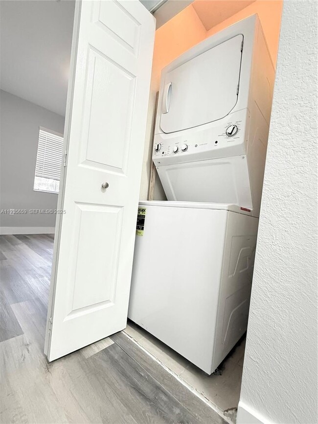 Building Photo - 134 SE 28th Ter