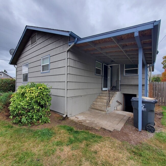 Building Photo - ***Free Rent with a Signed Lease for a Limited time!*** 2 Bed House with a Fenced Yard