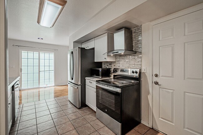 Building Photo - Spacious 4BD, 3.5BA Aurora Highlands Home ...