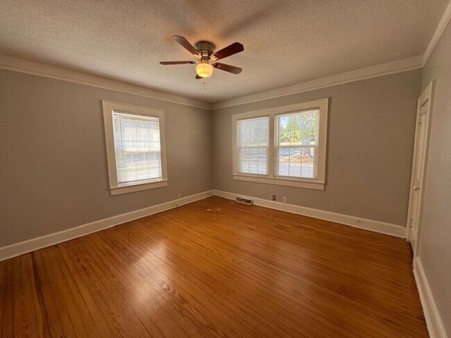 Building Photo - Cute Bungalow home with hardwoods - 2 bedrooms, 1 full bath - nice size yard