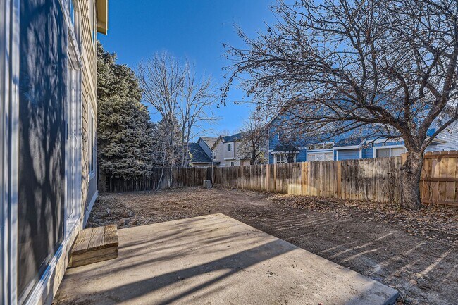 Building Photo - 4 bedroom, 2 1/2 bath home with attached 2...
