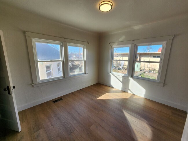 Building Photo - 555 Wallis Ave