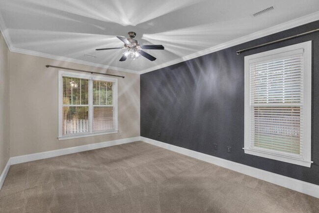 Building Photo - Great location between Wilmington and Jack...