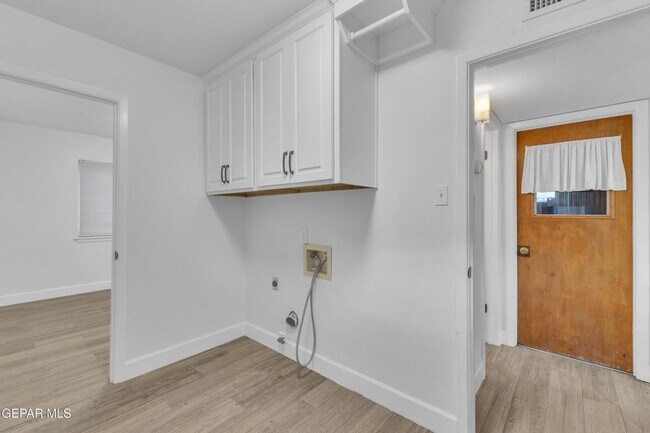 Building Photo - Come to check this beautiful house 4 bedrooms, possible 5th bed and 3 baths.