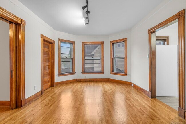 Building Photo - 32 Oak Ave