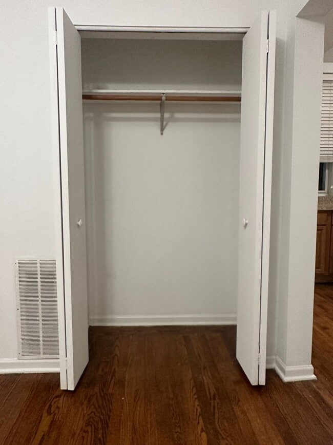 Building Photo - Beautiful 1 Bed/ 1 Bath Apartment Ravenswo...
