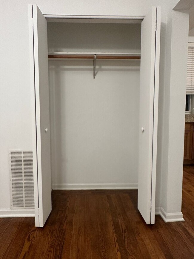 Building Photo - Beautiful 1 Bed Apartment in North Center/ Ravenswood Area Available August or September 1st