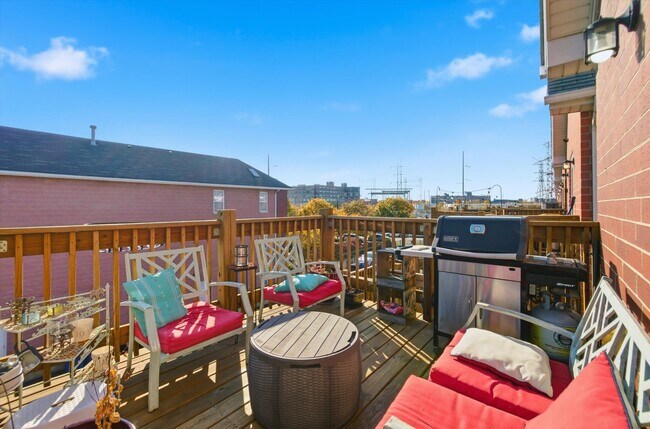 Building Photo - 639 W Elm St