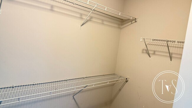 Building Photo - MOVE IN SPECIAL: $500 OFF 1ST MONTH'S RENT!**
