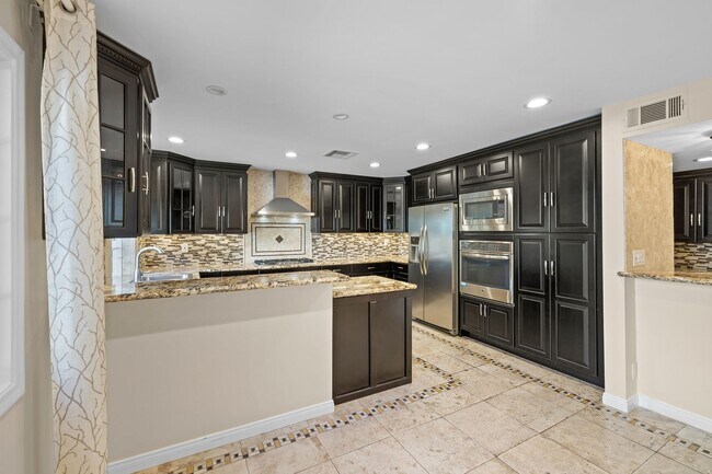 Building Photo - 5 Bedroom 5.5 Bathroom Pool Home in Encino