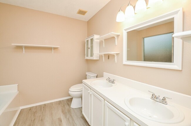 Building Photo - 4818 King Hallow Ln