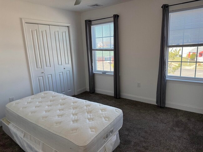 Building Photo - 101 W Beach Ave