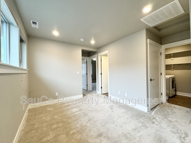 Building Photo - 5715 SE 79th Ave