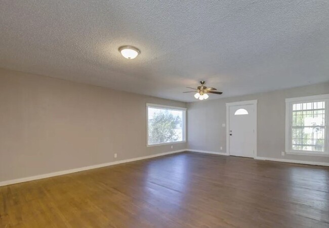 Building Photo - Spacious Townhome in Southeast Wichita