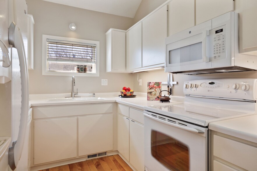 Building Photo - 2869 Kenwood Isles Dr