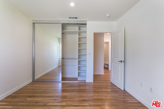 Building Photo - 5400 W 82nd St