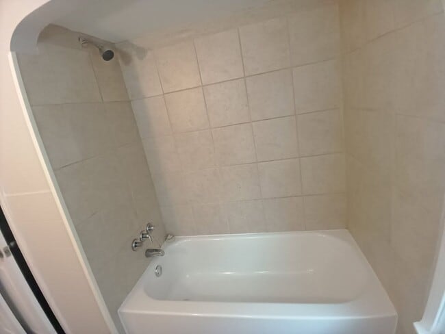 Building Photo - 3 Bedroom Colonial