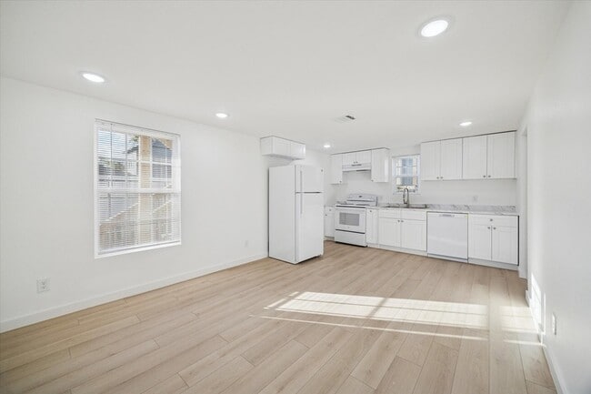 Building Photo - 711 E 32nd St