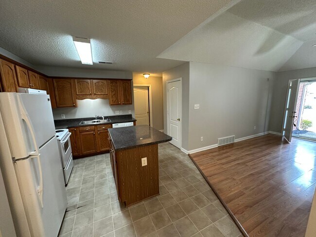 Building Photo - Lovely Cordova home. Fresh Paint and New Carpet! Fenced backyard and eat in kitchen. Pets are wel...