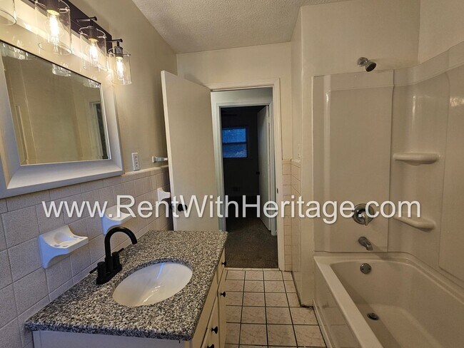 Building Photo - Amazing 4 Bedroom/ 2 Bath Home / Bonus Roo...