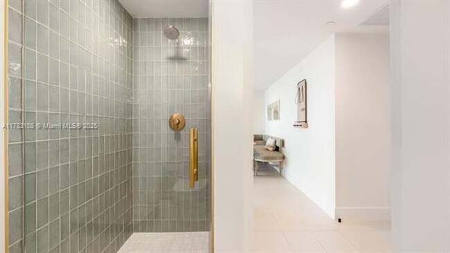 Building Photo - 601 NE 1st Ave