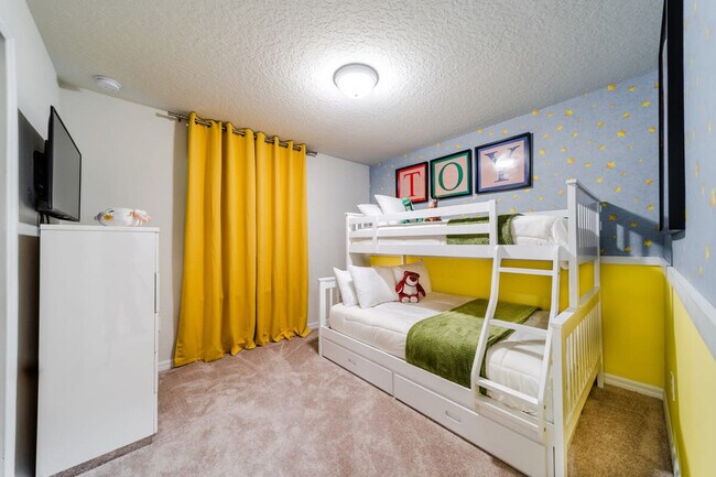 Building Photo - 2422 Dubai St