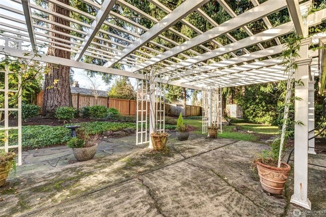 Building Photo - 12201 SE 65th Pl