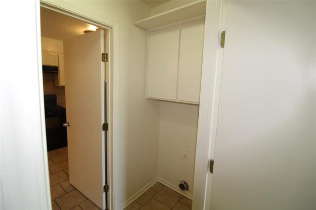 Building Photo - 211 Skylark Ct