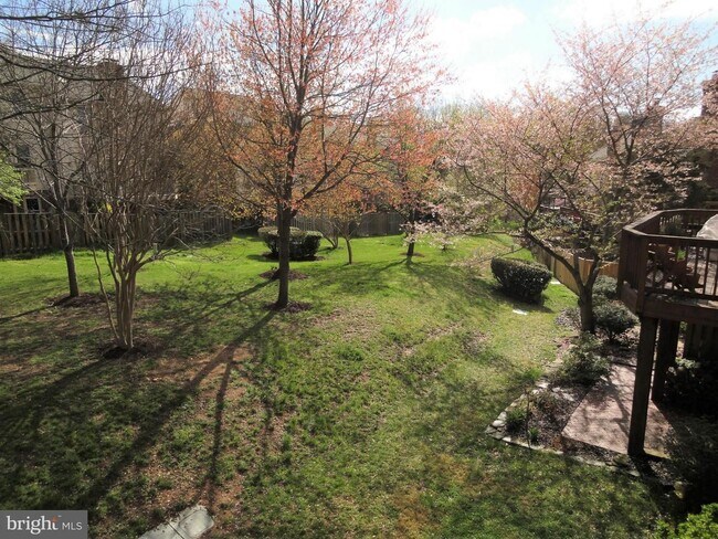Building Photo - Renovated Kingstowne Townhouse | 3 Beds, 2...