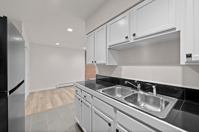 Building Photo - Newly Renovated Condo!