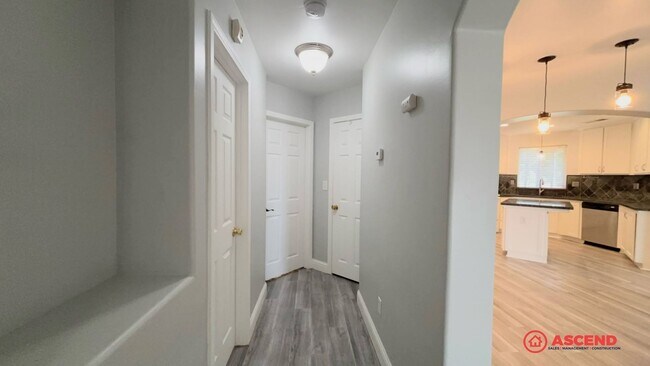 Building Photo - Gorgeous home located in the Northeast!