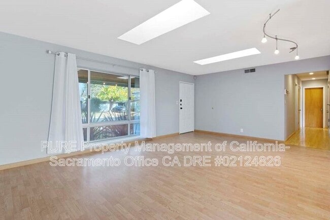 Building Photo - 8916 Fashion Dr