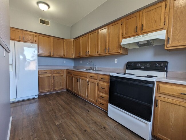 Building Photo - 3 School St