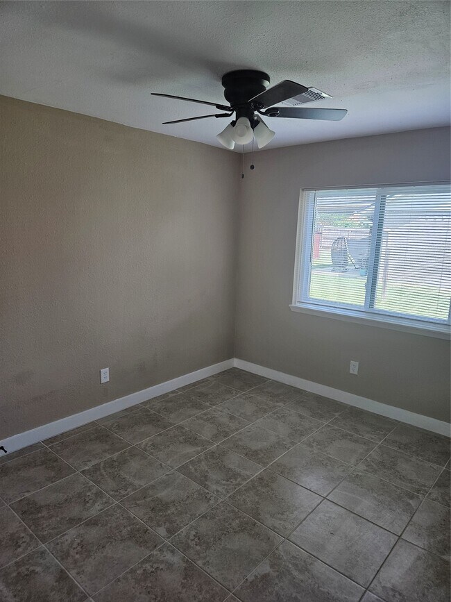 Building Photo - 4920 Deerwood Cir