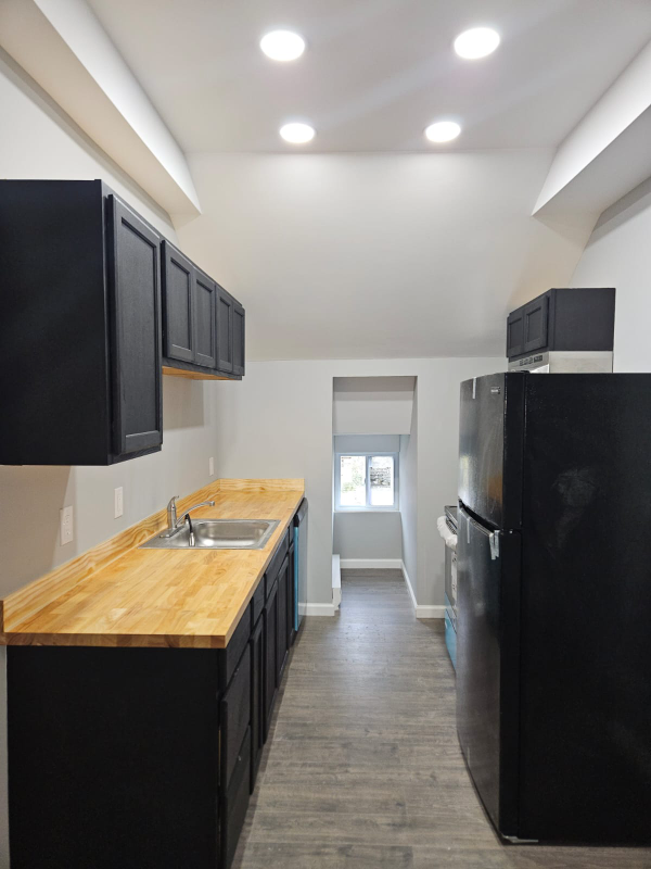 Building Photo - 158 Cliff St